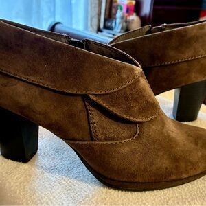 Clarks Brown Suede Ankle Booties Boots Chunky Heel Chocolate Boho Shooties 8M